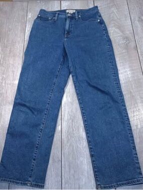 Madewell designer  women’s the perfect vintage straight jean. Size 26 - fits 28